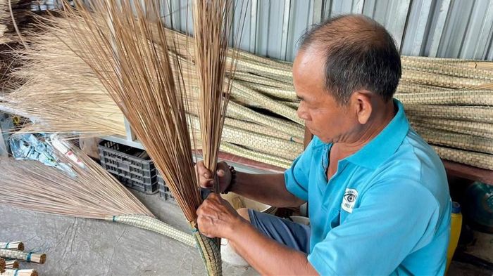 Người dân xã Phú Hòa duy trì nghề bó chổi cọng dừa truyền thống
