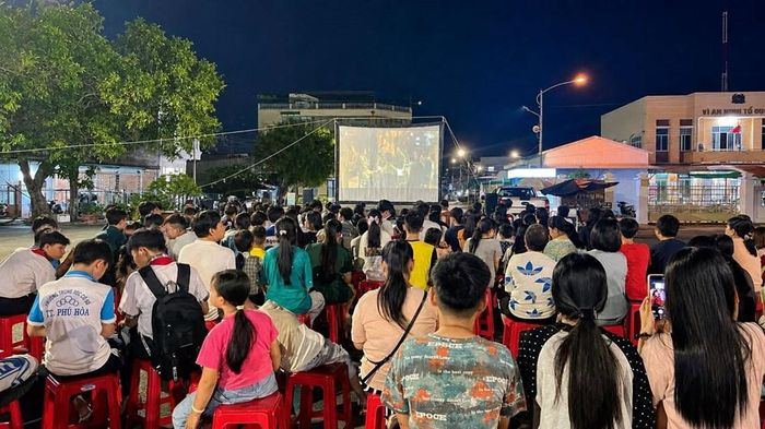 Chương trình chiếu phim lưu động phục vụ nhân dân trong xã