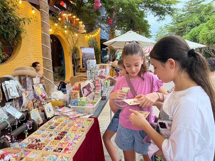 Du khách thích thú khám phá các gian hàng handmade tại chợ phiên