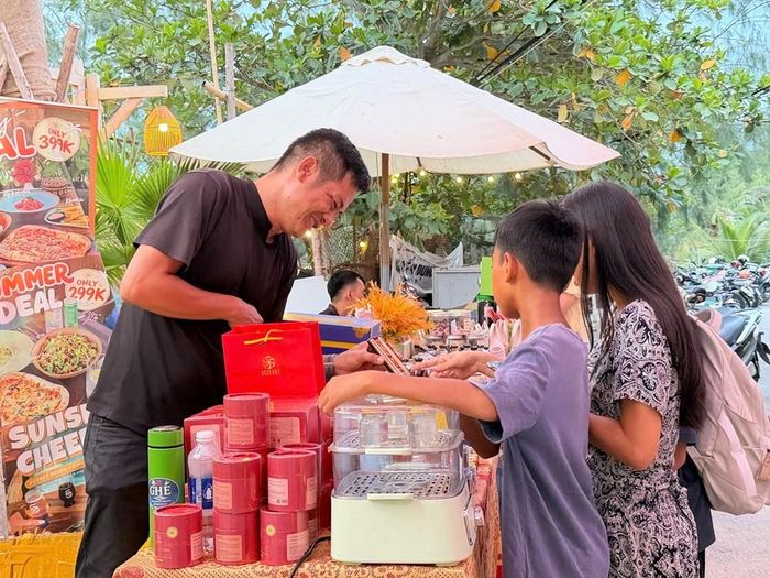 Du khách đến với chợ phiên để tìm mua những mặt hàng hữu cơ, sản phẩm thủ công độc đáo