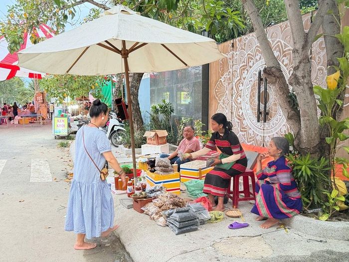 Đồng bào ở nhiều địa phương miền núi xuống chợ phiên giới thiệu sản phẩm nông nghiệp, dược liệu