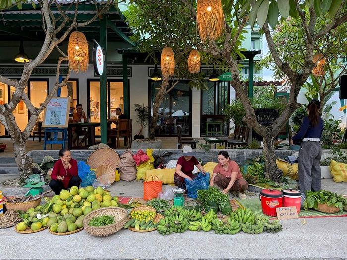Các mặt hàng nông sản của địa phương được bán tại chợ phiên