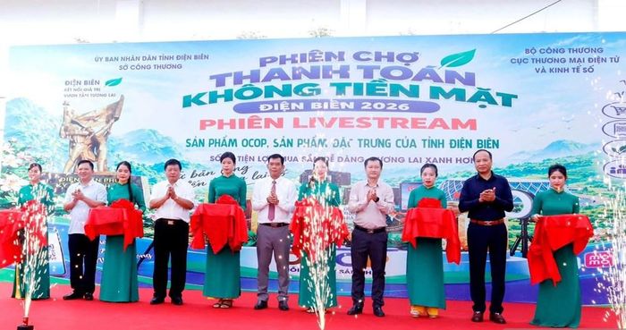 Phiên chợ được tổ chức tại sân Trung tâm Tổ chức sự kiện Him Lam Plaza từ ngày 17 - 19.9