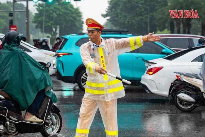 Lực lượng CSGT điều phối, hướng dẫn người dân di chuyển an toàn