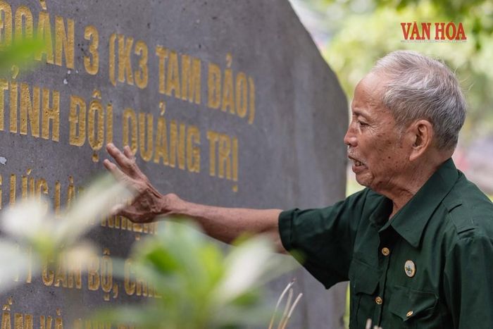 Cựu binh Nguyễn Văn Đao bên tấm bia đá ghi dấu tích của đơn vị K3 Tam Đảo ở Thành cổ Quảng Trị