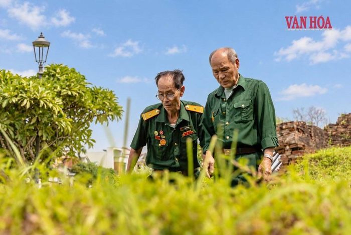 Những người lính năm xưa đang bước đi từng bước một trên địa điểm ngày xưa họ từng chiến đấu, và đồng đội của họ đã nằm xuống