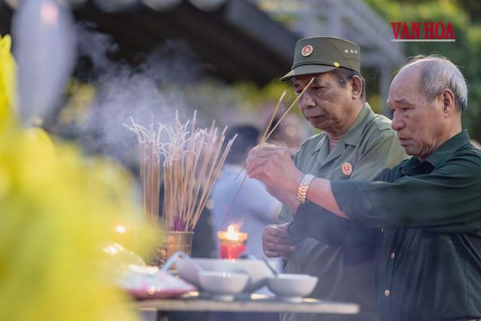 Các CCB thắp những nén hương dâng lên đồng đội đã nằm lại nơi đây ở tuổi đôi mươi