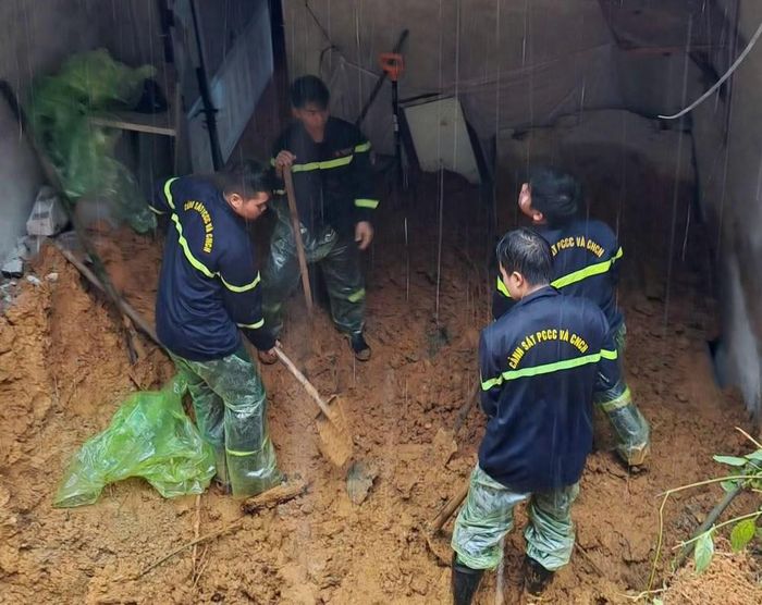 Lực lượng chức năng huy động người và phương tiện tìm kiếm nạn nhân. Ảnh: Công an Phú Thọ