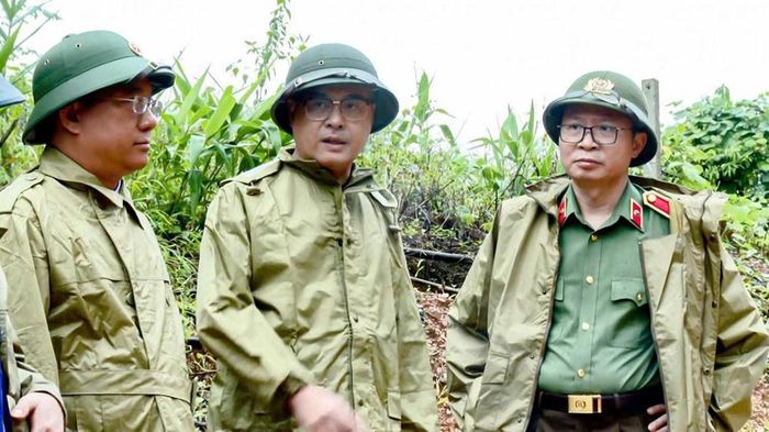 Lãnh đạo tỉnh Phú Thọ có mặt trực tiếp tại hiện trường chỉ đạo các lực lượng khẩn trương tìm kiếm, cứu nạn. Ảnh: Công an Phú Thọ