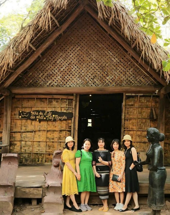 H'Diên (giữa) giới thiệu không gian văn hoá nhà dài của đồng bào M’Nông đến với khách du lịch