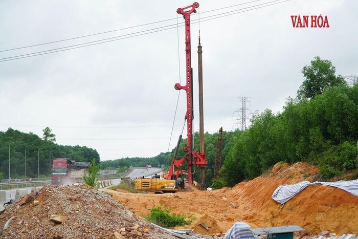 Các đơn vị huy động máy móc, phương tiện và nhân lực thi công mở rộng cao tốc. Ảnh: S.Thùy