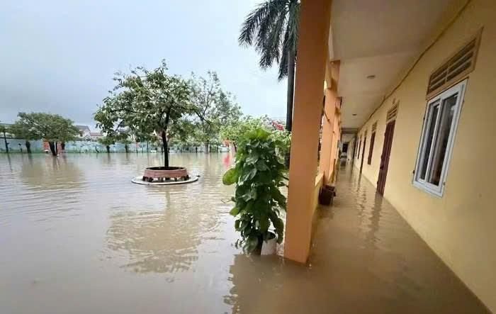 Nước ngập đến hành lang phân hiệu Trường Tiểu học Hoàng Mai 1 - phường Hoàng Mai. Ảnh: CSCC