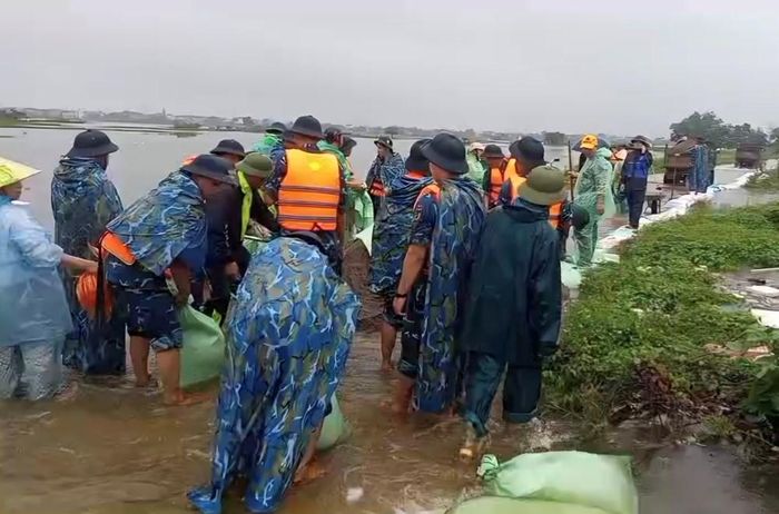 Cán bộ, chiến sĩ Lữ đoàn 28 nhanh chóng đến thực địa, chia thành nhiều tổ thực hiện nhiệm vụ
