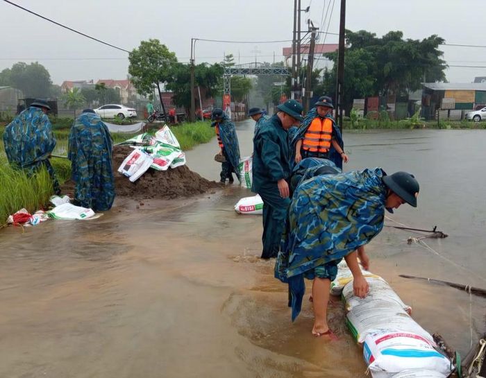 Hơn 3.000 bao đất cát được cán bộ, chiến sĩ Lữ đoàn 28 vận chuyển, đắp gia cố hơn 2km đê