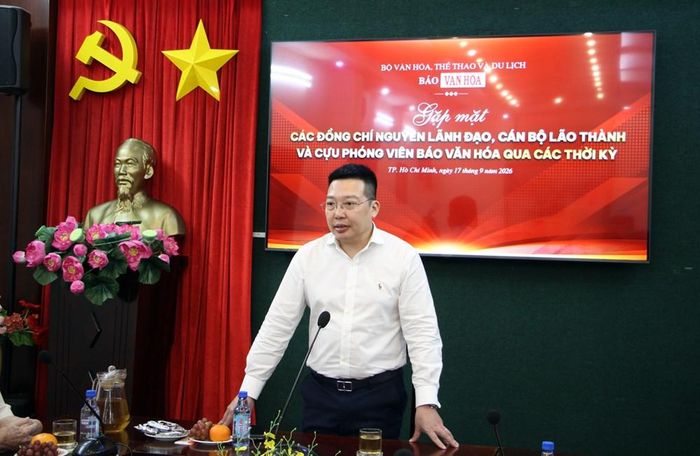 Tổng Biên tập Nguyễn Anh Vũ thăm hỏi, trò chuyện cùng các thế hệ cán bộ, phóng viên từng công tác tại Báo