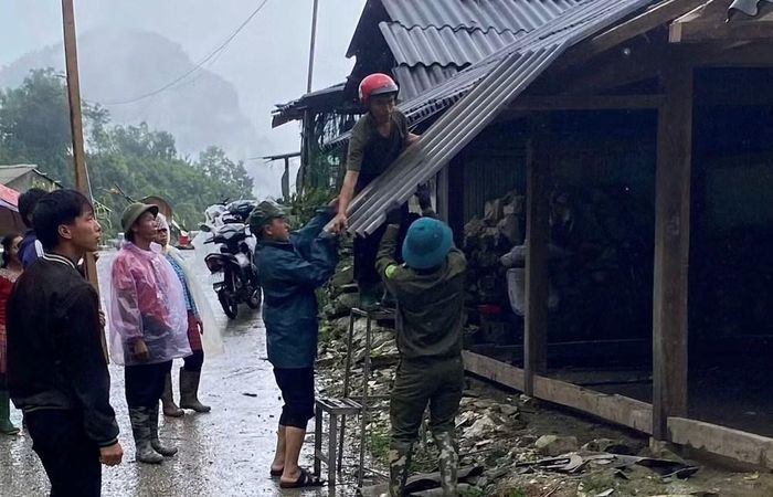 Xã Văn Chấn khẩn trương hỗ trợ các hộ dân di chuyển tài sản đến nơi an toàn. Ảnh: Tùng Lâm