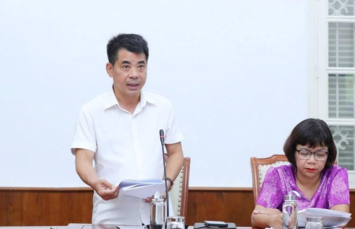 Vụ trưởng Vụ Pháp chế Phạm Cao Thái trình bày báo cáo