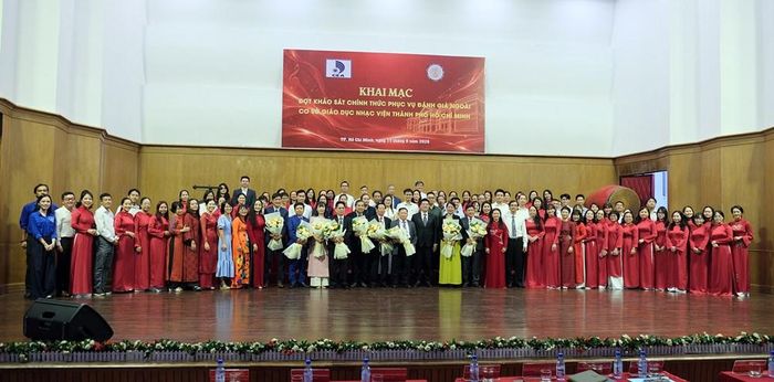 Các đại biểu chụp ảnh lưu niệm