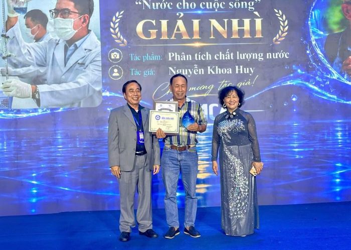 Tác giả Nguyễn Khoa Huy nhận giải Nhì với tác phẩm "Phân tích chất lượng nước"
