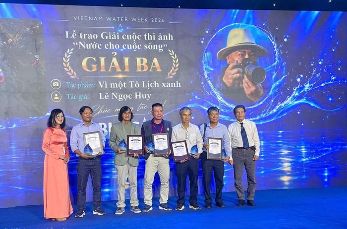 Các tác giả đoạt giải Ba lên nhận giải