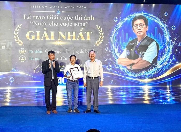 Tác giả Huỳnh Bửu Tình nhận giải Nhất với tác phẩm "Công việc thầm lặng dò bể đêm"