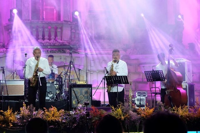 NSƯT Quyền Văn Minh và ban nhạc Jazz Sông Hồng biểu diễn trong chương trình khai mạc