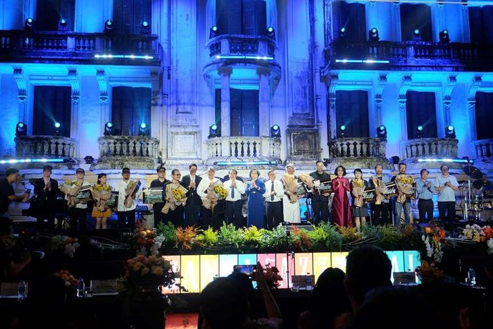 Lãnh đạo Trung ương và các đại biểu tặng hoa các nghệ sĩ tham gia biểu diễn