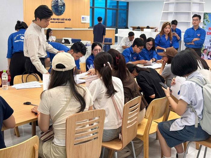 Sinh viên làm thủ tục nhập học tại Trường Đại học Luật Hà Nội (cơ sở Bắc Ninh)
