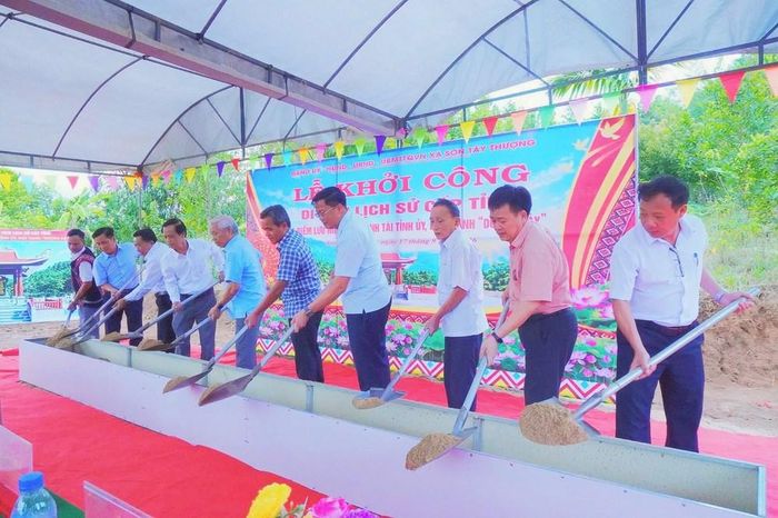 Các đại biểu thực hiện nghi thức khởi công Bia Di tích lịch sử Địa điểm lưu niệm Ban Kinh tài Tỉnh ủy