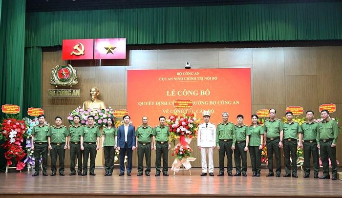 Các đại biểu chúc mừng tân Cục trưởng Cục An ninh chính trị nội bộ