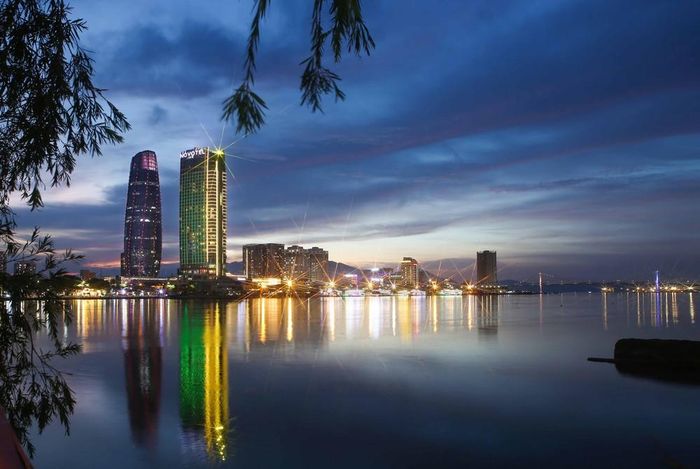 Sông Hàn lung linh về đêm tạo điểm nhấn cho thành phố Đà Nẵng. Ảnh: Trần Lê Lâm - TTXVN