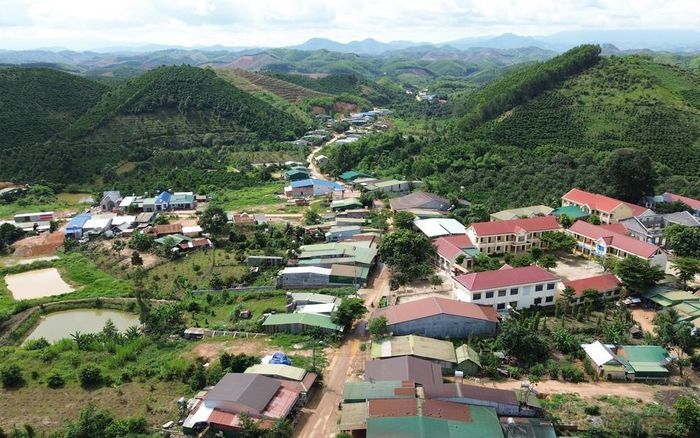 Cơ sở hạ tầng ở xã Tà Đùng (Lâm Đồng) được đầu tư phát triển từ chương trình mục tiêu quốc gia phát triển kinh tế xã hội vùng đồng bào dân tộc thiểu số và miền núi. Ảnh: Nguyễn Huy Thành – TTXVN