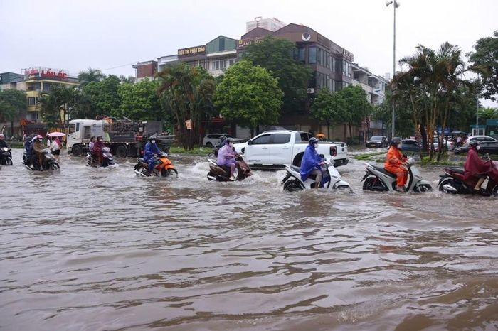 Đường 32 (Quốc lộ 32) đoạn qua khu vực Nhổn (Cầu Diễn đi Hoài Đức/Đan Phượng), nhiều đoạn ngập sâu. Ảnh: Văn Điệp - TTXVN