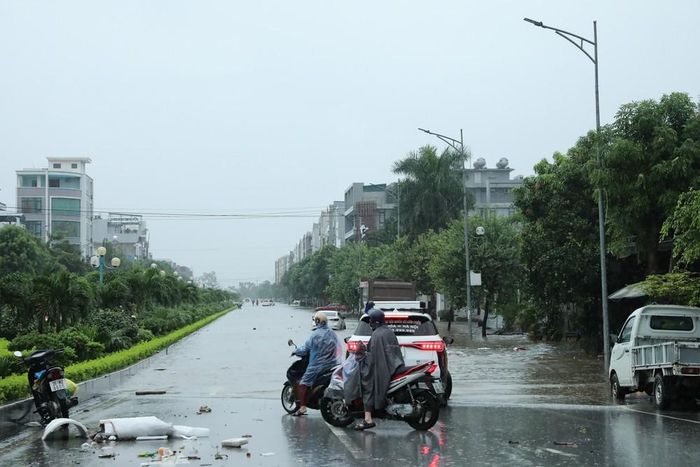 Đường Âu Cơ ngập sâu, các phương tiện phải quay đầu chọn hướng đi khác. Ảnh: Khiếu Tư - TTXVN
