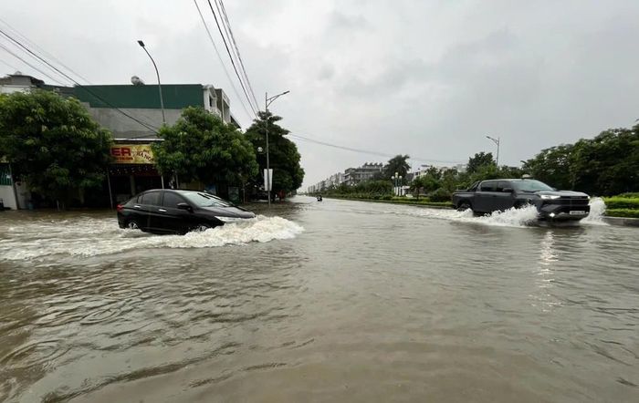 Tuyến đường bị ngập sâu trong biển nước. Ảnh: Khiếu Tư - TTXVN
