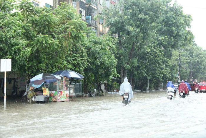 Tuyến đường Lê Trang Tông ngập sâu sau mưa lớn kéo dài. Ảnh: Khiếu Tư - TTXVN