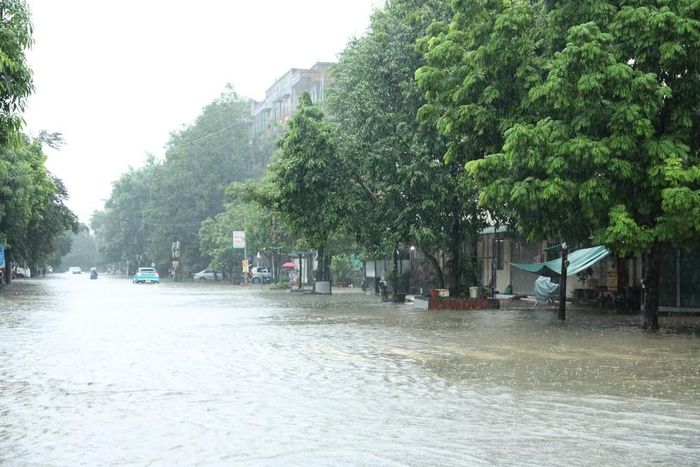 Đường Nguyễn Công Trứ ngập sâu do mưa lớn kéo dài. Ảnh: Khiếu Tư - TTXVN