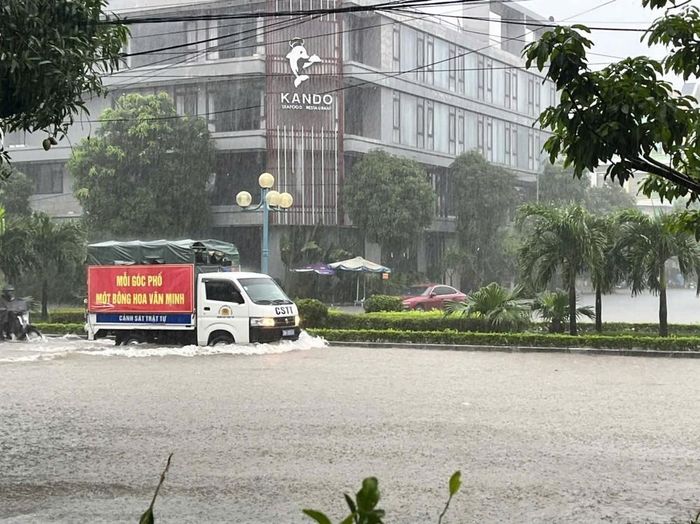Lực lượng chức năng tuần tra, kịp thời xử lý các điểm ngập, tắc cục bộ. Ảnh: Khiếu Tư - TTXVN
