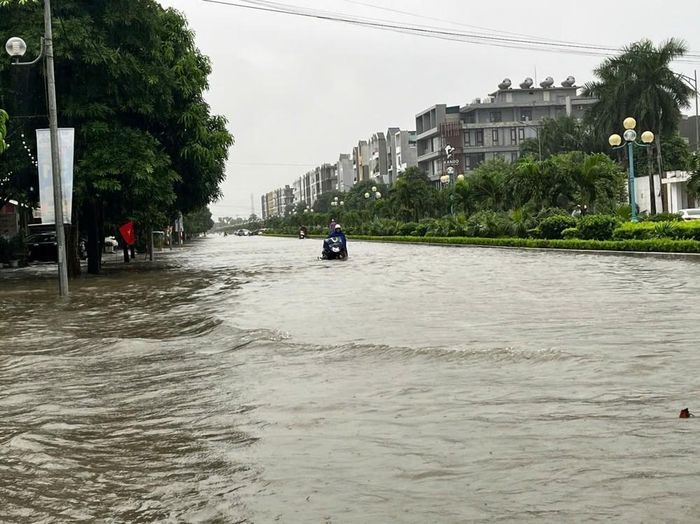 Đường Âu Cơ ngập sâu do mưa lớn kéo dài. Ảnh: Khiếu Tư - TTXVN