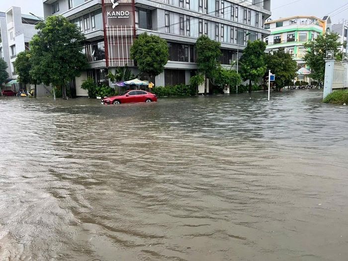 Phương tiện di chuyển khó khăn do đường bị ngập sâu trong nước. Ảnh: Khiếu Tư - TTXVN