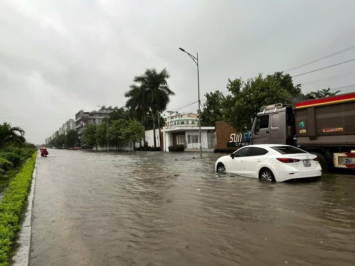 Ô tô chết máy khi đi qua tuyến đường bị ngập sâu. Ảnh: Khiếu Tư - TTXVN