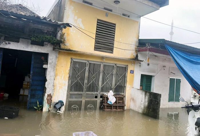Nhiều nhà dân khu vực ven sông Đáy đã bị nước ngập. Ảnh: Thanh Tuấn - TTXVN