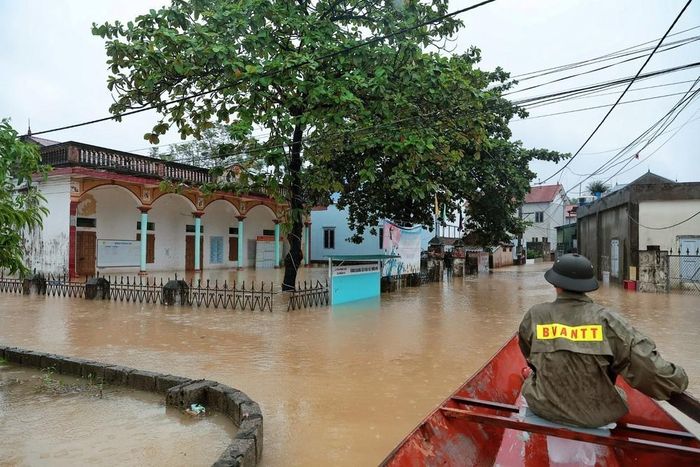Nhà Văn hoá xã Quảng Bị ngập trong nước lũ, việc đi lại của người dân chủ yếu dựa vào thuyền. Ảnh: Phạm Tuấn Anh - TTXVN