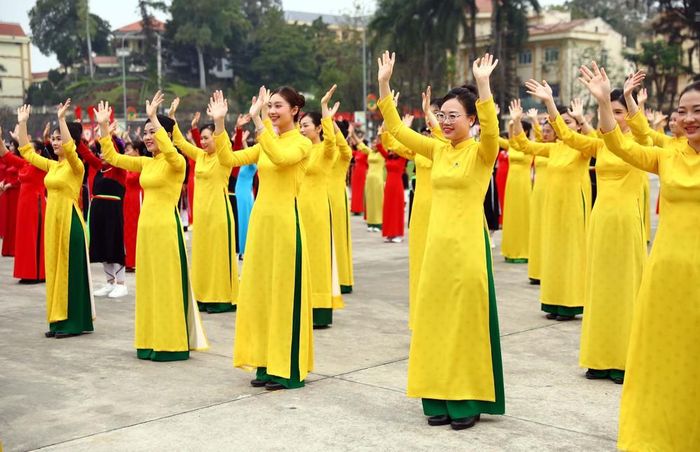 Hội viên phụ nữ tỉnh Tuyên Quang trình diễn áo dài tại Ngày hội Áo dài và Liên hoan dân vũ. Ảnh: Quang Cường –TTXVN.