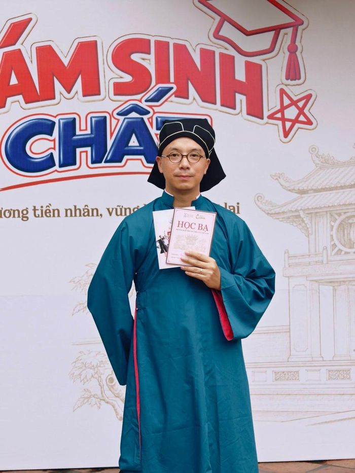 Nhiếp ảnh gia Chu Việt Hà trong trang phục Giám sinh