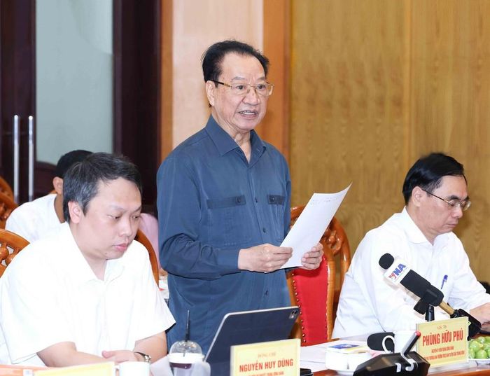 GS.TS Phùng Hữu Phú, nguyên Phó Chủ tịch Thường trực Hội đồng Lý luận Trung ương, nguyên Phó Trưởng Ban Thường trực Ban Tuyên giáo Trung ương phát biểu tại buổi làm việc. Ảnh: Phương Hoa - TTXVN