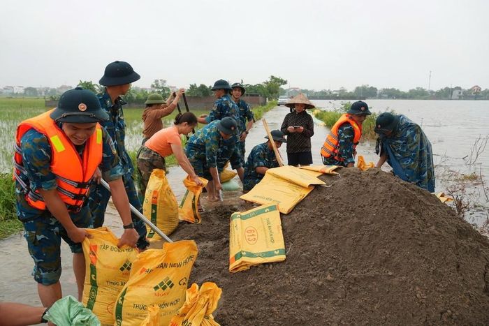 Chiến sĩ Tiểu đoàn 31, Lữ đoàn 28, Quân chủng Phòng không - Không quân ứng trực, bảo vệ tuyến đê sông Bùi tại xã Trần Phú. Ảnh: Hùng Mạnh - TTXVN
