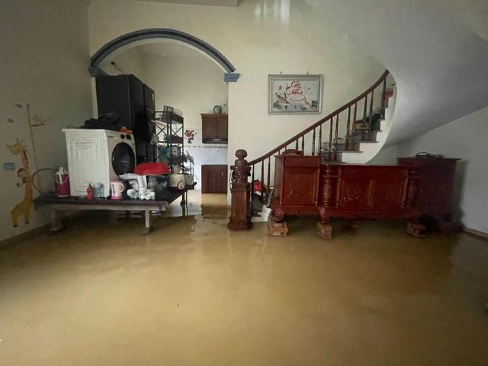 Người dân thôn Khôn Duy, xã Trần Phú chủ động kê cao tài sản đề phòng nước dâng cao. Ảnh: Hùng Mạnh - TTXVN