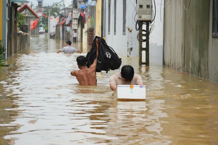 Nước sông Bùi dâng cao khiến nhiều hộ dân bị cô lập, đi lại khó khăn. Ảnh: Hùng Mạnh - TTXVN