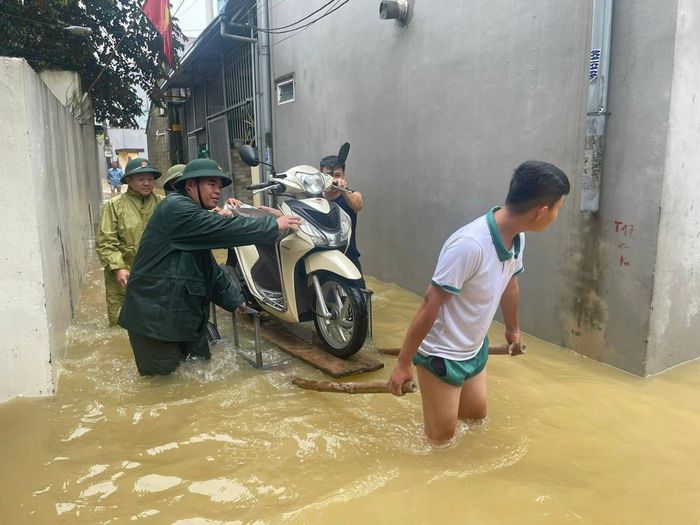 Người dân xã Trần Phú di dời tài sản đến nơi an toàn. Ảnh: Hùng Mạnh - TTXVN